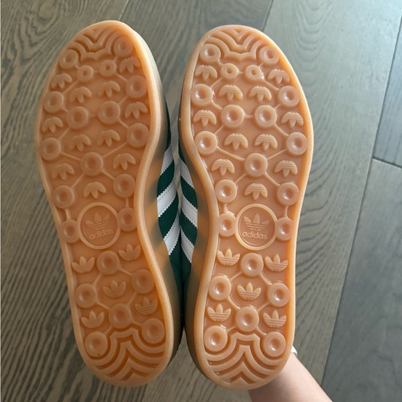 LIKE NEW Adidas Gazelle Green Suede Trainers - Picture 2 of 4